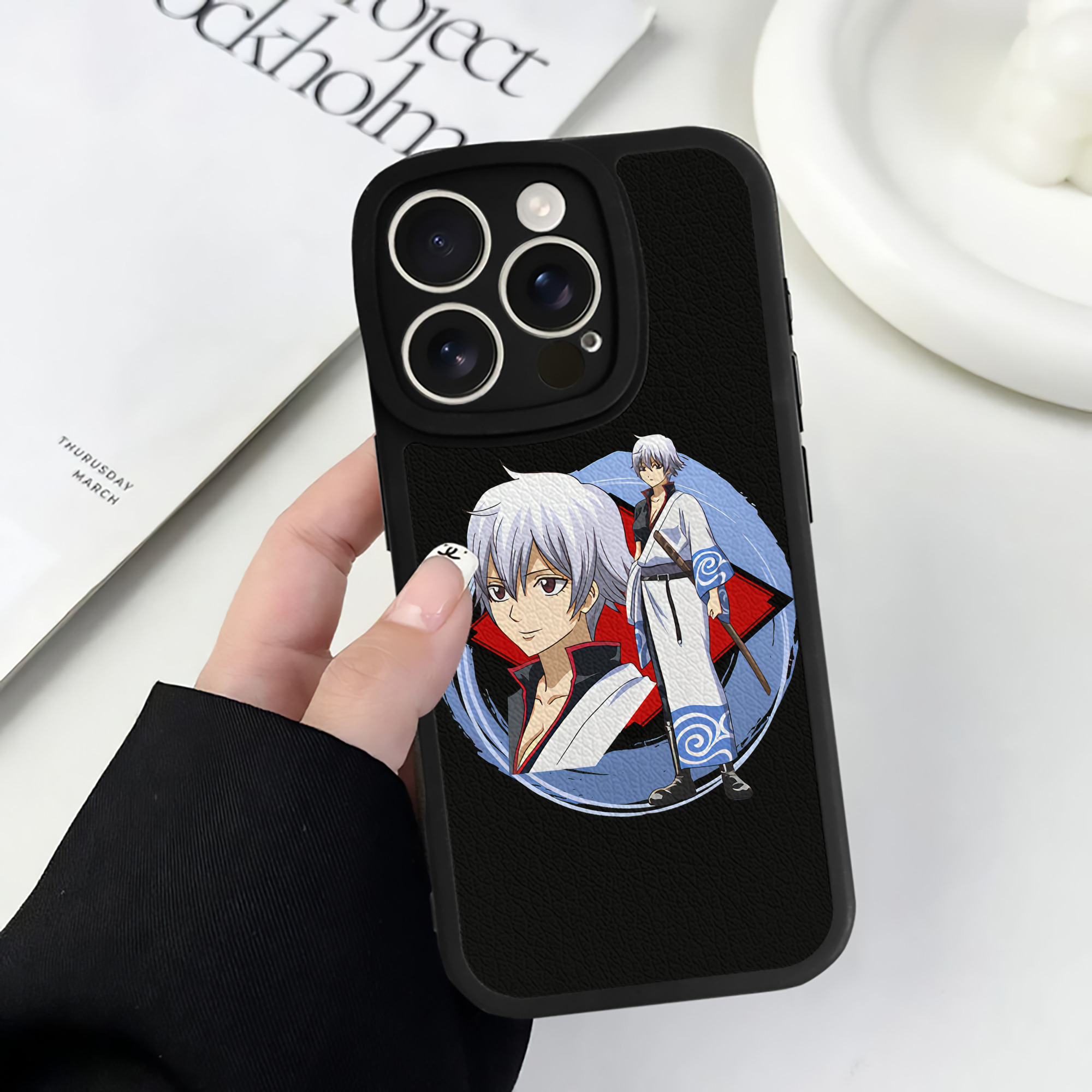 （画像用） ぎんたま 坂田銀時（さかたぎんとき） 神楽 志村新八（しむら しんぱち） GINTAMA Sakata Gintoki Kagura Shimura Shinpachi 【iPhone 16シリーズ対応】シリコンスマホケース（レザー調） 材質：シリコン